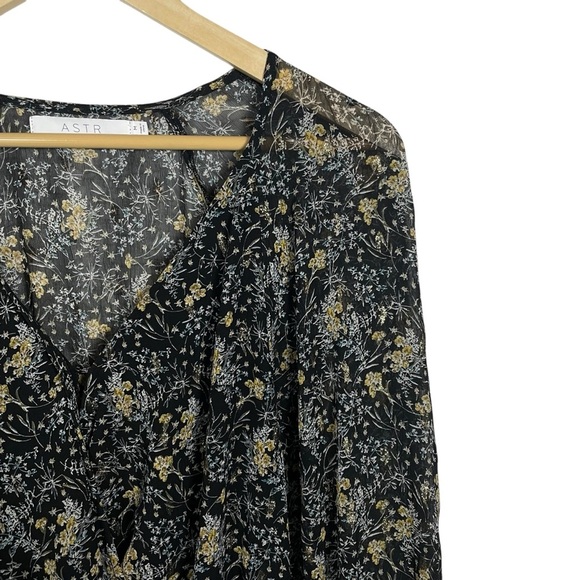 NWOT ASTR The Label Faux Wrap Blouson Chiffon Dress in Black/Gold Size M - Picture 11 of 17